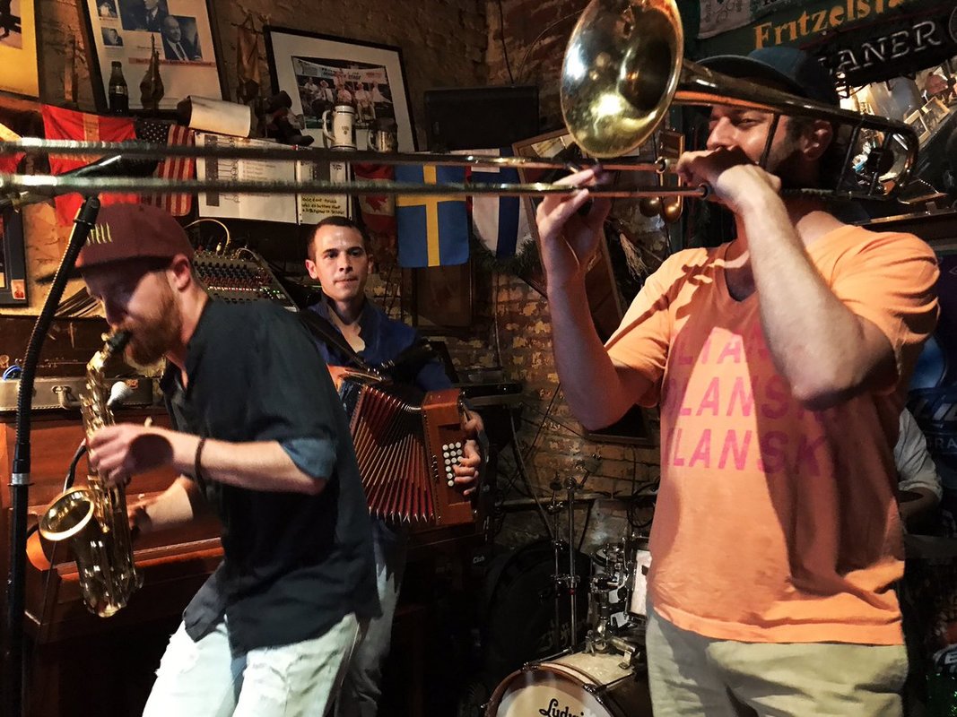 Avec le Breizh Amerika Collective la musique bretonne résonne fort à la Nouvelle-Orléans, concert au Fritzel Jazz club sur Bourbon street